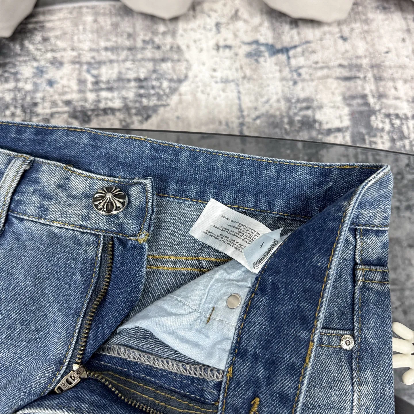 P230 Chrome Hearts CH/Chrome Hearts Classic Blue Pants Black Cross Patched Leather Jeans. Original purchased and patterned. Really restores the ultimate texture of Vintage. Special Italian cowhide print and then cut. Customized sheepskin three-layer thick line leather. The whole body is spliced in heavy water washing process. Craftsmen hand-splashed ink. You can see the details. Three-dimensional cutting version. Loose and comfortable. Not picky on the figure. Makes taller and slimmer. Factory Seiko. Original quality control. Same style for men and women. Can be matched with couples. Versatile recommendation. Essential jeans for all seasons Color: blue Size: 28-36 (S-XXL)